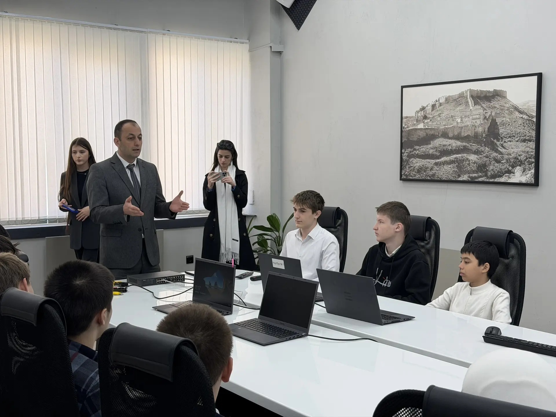 От монтажа кабеля до цифровой стратегии: махачкалинские школьники погрузились в мир ИТ вместе с Минцифры РД